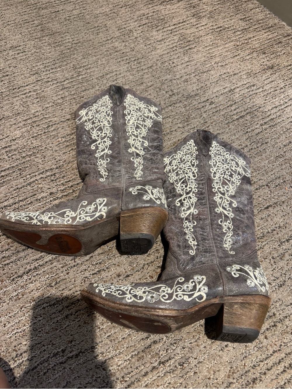 Embroidered corral boots size 6